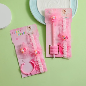 Vue détaillée du coffret bijoux rose enfant avec chouchous dentelle et stylo plume