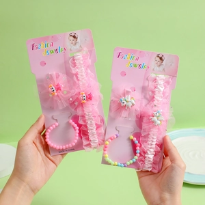 Accessoires de cheveux en dentelle rose et bracelet de perles pour filles en main