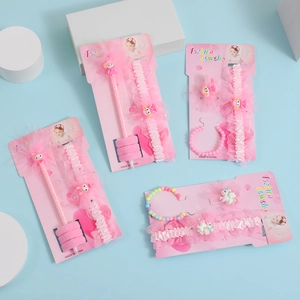 Coffret bijoux enfant rose avec bandeau en dentelle, bracelet perlé et stylo peluche