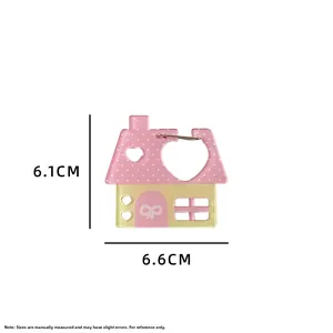 Vue détaillée porte-clés maison mignon rose et jaune, dimensions 6,6 cm x 6,1 cm
