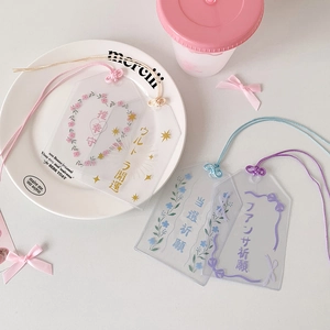 Détail de quatre porte-cartes en PVC style omamori pour photos et objets de collection