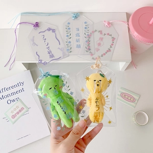 Détail de la housse de protection Omamori en PVC transparent avec poupée en peluche