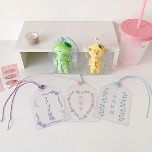 Détail de pochettes Omamori en PVC transparent et breloques en peluche mignonnes