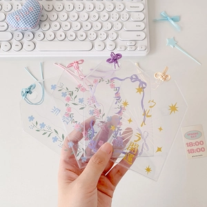 Détail de quatre charmes Omamori japonais en acrylique transparent avec nœuds tissés