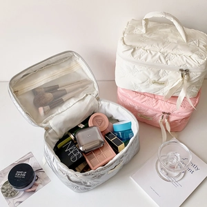 Gesteppte Kosmetiktasche Schleifenmuster Kulturbeutel Große Kapazität Tragbarer Griff Band Reißverschluss Reise Make Up Etui Damen