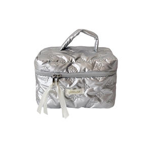 Silberne gesteppte Kosmetiktasche mit Schleifenmuster und glänzendem Metallic-Finish