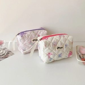 Trousses de maquillage en coton matelassé avec imprimé papillon en lilas et blanc cassé