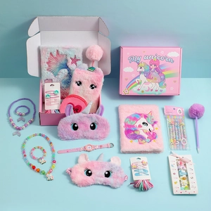 Vue à plat du coffret papeterie licorne rose avec journal en peluche et accessoires
