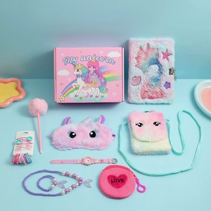 Vue à plat du coffret cadeau licorne rose avec carnet en peluche et accessoires sirène
