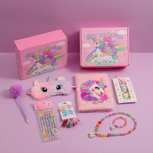 Détails du coffret cadeau licorne avec journal en peluche, masque et bijoux variés