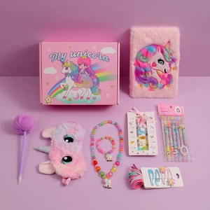 Vue détaillée d'un coffret papeterie licorne rose avec carnet en peluche et accessoires