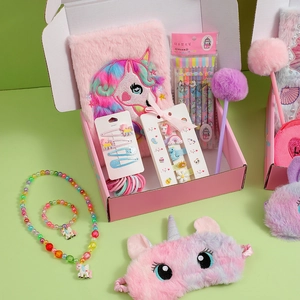 Coffret cadeau papeterie licorne en peluche avec carnet, masque et accessoires roses