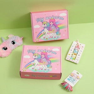 Vue détaillée du coffret cadeau licorne avec masque en peluche et accessoires de coiffure