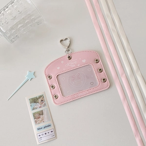 Rosa PU-Kartenhalter mit Herzschnalle, Metallösen und Sweet Love Gravur-Details
