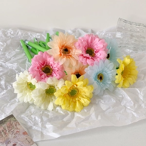 Colorful daisy-shaped artificial flower pens in a stylish stationery arrangement