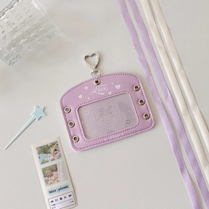 Detail der lila Leder-Fotokartenhalter mit silbernem Herzclip und Sweet Love Design