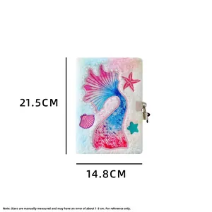 Détail d'un carnet sirène en peluche A5 montrant broderies, perles et serrure en métal
