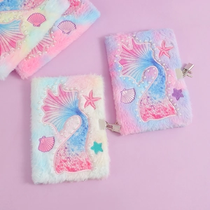 Détail du carnet sirène en peluche A5 avec fourrure douce, perles et serrure en métal