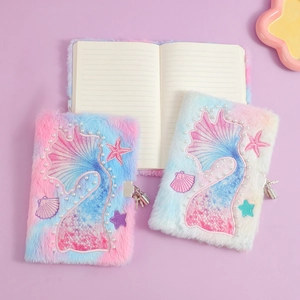Détail du carnet en peluche sirène avec broderies, perles et serrure en forme de cœur