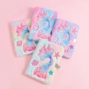 Détails du journal en peluche sirène avec broderies, perles et serrure métallique