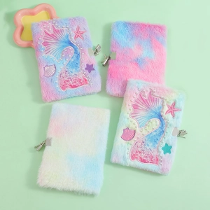 Détail de quatre carnets sirène en peluche avec verrous et broderies de sequins