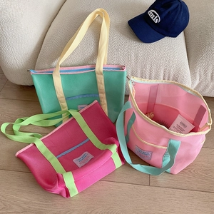 Tres bolsos tote de malla coloridos con cierre de cremallera y detalle de etiqueta The Best Moment