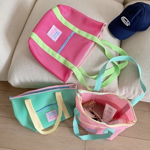 Primer plano de bolsos de malla en colores vibrantes con gran capacidad de guardado