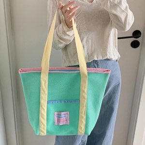 Bolso grande de malla verde menta con ribete rosa y asas amarillas para playa o compras
