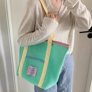 Bolso tote de malla colorida con red verde y asas amarillas para playa y viajes