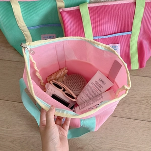 Bolso de playa de malla con diseño de empalme rosa y verde menta con cremallera