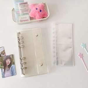 Detailansicht der A6 Glitzer-PVC-Hülle und transparenten Doppelschlitz-Einstecktaschen