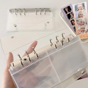 Detailansicht der transparenten Glitzer-PVC-Hülle und der silbernen 6-Loch-Ringe