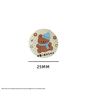Détail d'un badge rond de 25mm avec un ours de dessin animé mignon et fond à pois rose