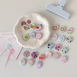 Detail von 25mm Kleeblatt Button Set mit süßen Tier- und Dessert-Cartoon Illustrationen