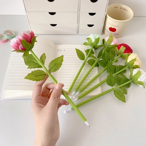 Kreative Kunstblumenstifte mit Farbverlauf und grünem Stiel als schöne Tischdekoration