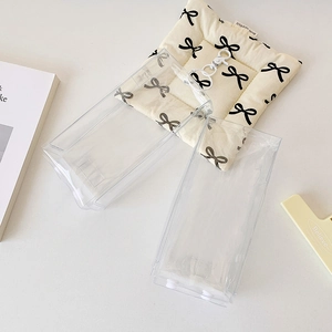 Detailansicht der klaren PVC-Tasche mit weißem Druckknopfverschluss zur Puppenaufbewahrung