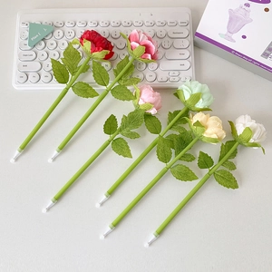 Kreative Kugelschreiber in Blumenform in sechs Farben neben einer weißen Computertastatur