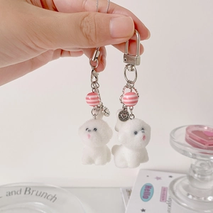 Porte-clés chien bichon en peluche blanche avec perles roses et charms cœur