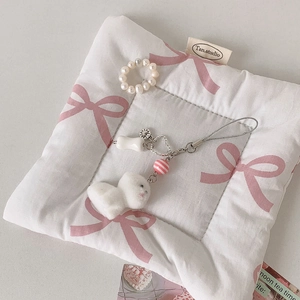 Détail du porte-clés chien en peluche blanc avec anneau de perles et breloque coeur