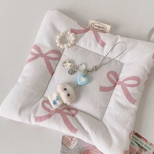 Vue détaillée du porte-clés chiot en peluche avec cœur et anneau de perles blanches
