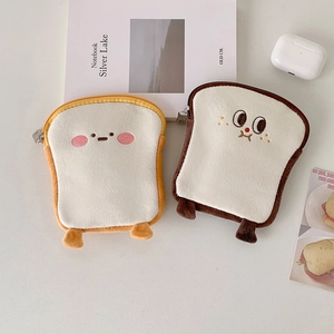 Nahaufnahme von plüschigen Toast-Taschen mit süßer Stickerei und Metallreißverschluss