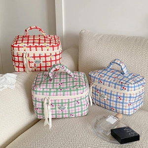 Beauty case trapuntato a quadretti con ciliegie e manico in rosso blu e verde
