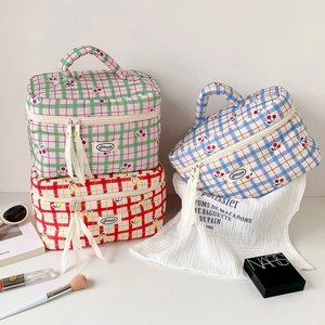 Beauty case in cotone trapuntato a scacchi con ciliegie, manico e nastro decorativo