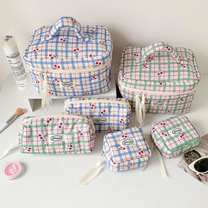 Set di 6 borse da toilette a quadretti con ciliegie in cotone trapuntato