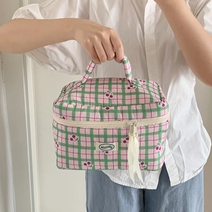 Borsa cosmetica trapuntata a quadri con ciliegie e nastro bianco sulla cerniera