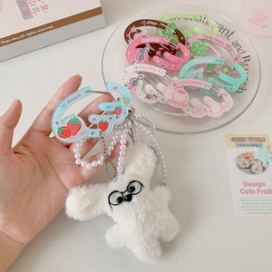 Mousqueton mignon en acrylique en forme d'aile avec peluche de chien et chaîne en perles