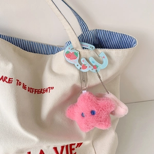 Porte-clés étoile en peluche rose avec clip fraise sur sac en toile crème