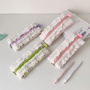 Détail de trousses à fleurs en coton avec bordure en dentelle et fermetures pastel