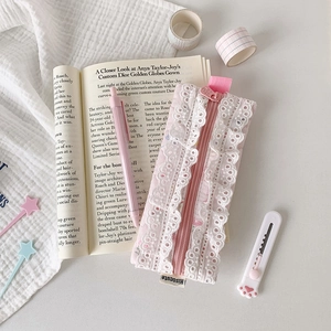 Gros plan de la trousse rose à motif floral avec bordure en dentelle et fermeture éclair