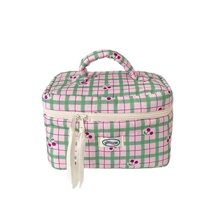 Borsa da trucco a scacchi rosa e verde con stampa ciliegia e nastri bianchi